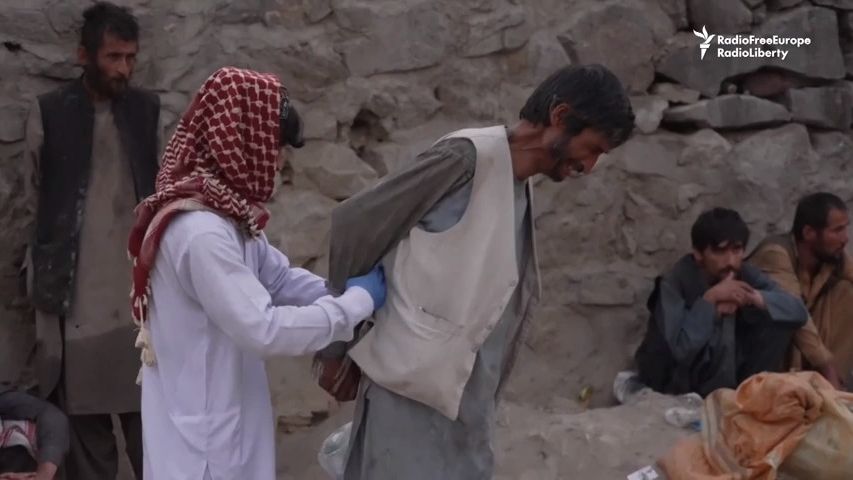 Hůř než se zvířaty. Záběry ukazují, jak Tálibán zachází s těmi, co „hyzdí“ ulice